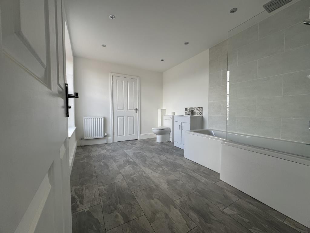 Lot: 161 - TWO-BEDROOM TOP FLOOR FLAT IN CENTRAL LOCATION - Bathroom